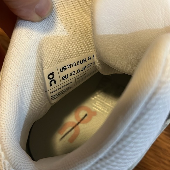 On Running The Roger Clubhouses Mid Size 10.5 NEW - Picture 12 of 13